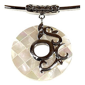 Detail van crème witte parelmoeren ketting | White Shell Mosaic