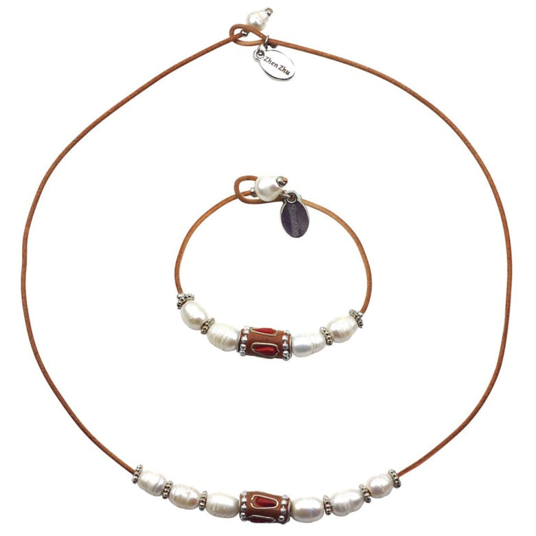Zoetwater parel set bestaande uit een parelketting en parel armband met witte parels en licht bruin leer | set Ibiza Red