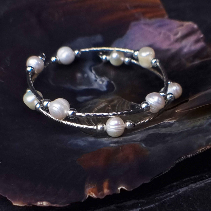 Wit zoetwater parel wikkelarmband liggend in schelp | Pearl Metal Wrap