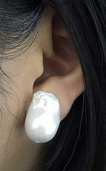 Grote witte zoetwater parel oorbellen met sterling zilver (925) in oor | Big Nucleated White Pearl