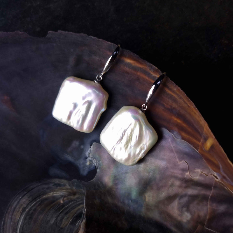 Witte zoetwater parel oorbellen met vierkanten parels en sterling zilver (925) hangend aan schelp | Dangling Pearl Square
