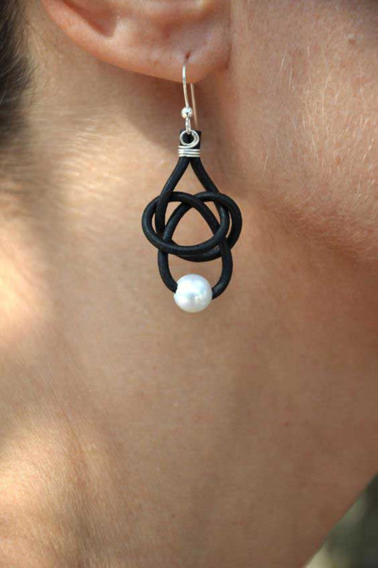 Witte zoetwater parel oorbellen met zwart leer en sterling zilver (925) hangend in oor | Black Leather Pearl White