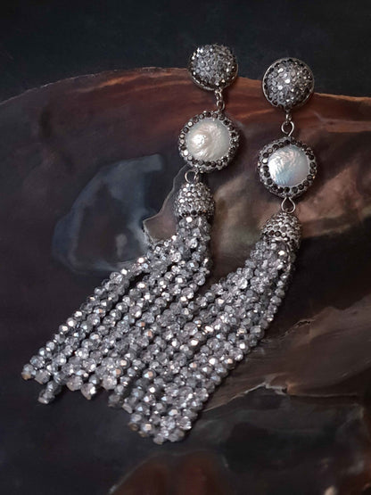 Lange witte zoetwater parel oorbellen met zilveren kristallen kwastje hangend in schelp | Bright Coin Pearl Silver Crystal Tassel