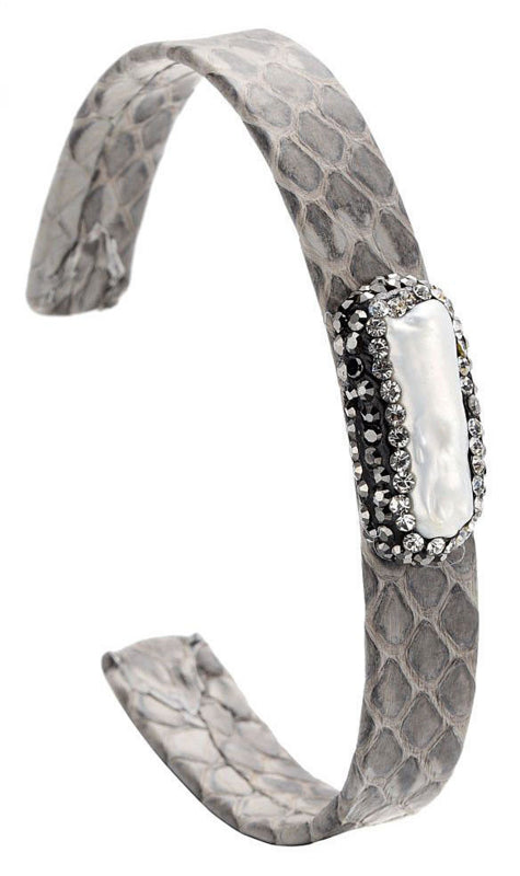 Wit zoetwater parel armband met stras steentjes en grijs leer, vooraanzicht | Bright Biwa Pearl Grey Leather