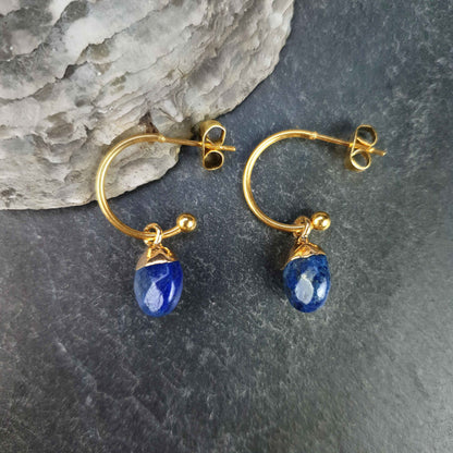 Blauwe edelstenen oorbellen met goud edelstaal en lapis lazuli met achtergrond steen| Golden Hope 15 mm Lapis Lazuli