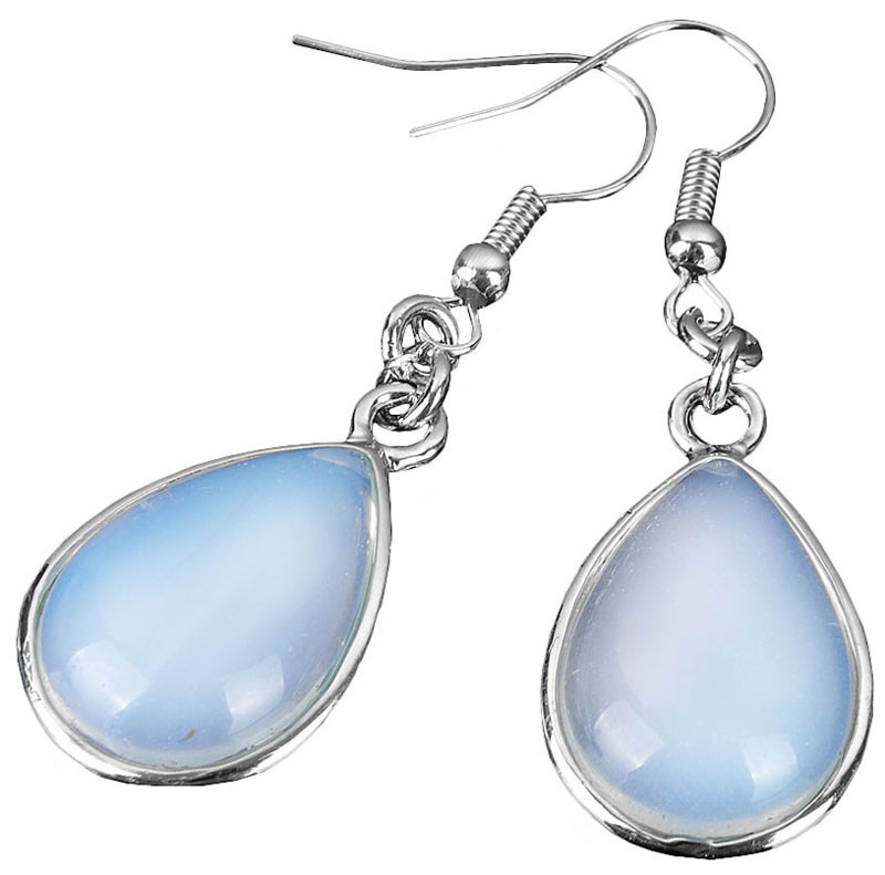 Licht blauwe edelstenen oorbellen met zee opaal in druppel vorm en sterling zilveren oorbelhaakjes