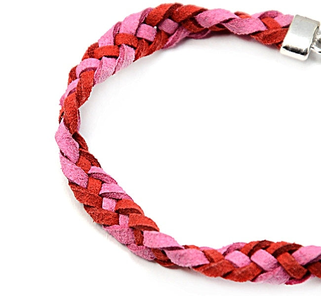 Detail van wit zoetwater parel armband met rood en roze suède | pearl Charm Suede