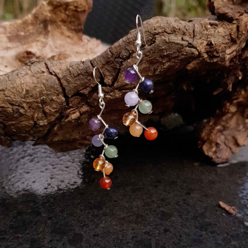 Edelstenen oorbellen met verschillende edelstenen in diverse kleuren en sterling zilveren oorbelhaakje  hangend aan tak