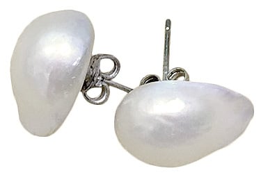 Zijaanzicht van grote witte zoetwater parel oorbellen, witte barok parel oorknoppen net sterling zilver (925)