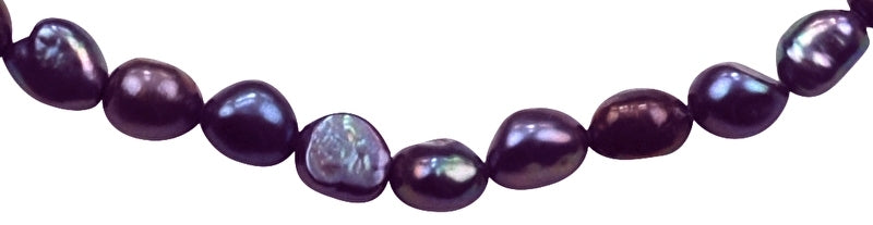 Detail van zoetwater parelketting met blauw paarse parels en gerhodineerd zilver | dessa