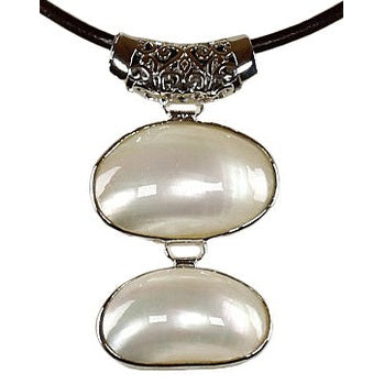 Detail van witte parelmoeren schelpen ketting met donker bruin leer | Double Shell