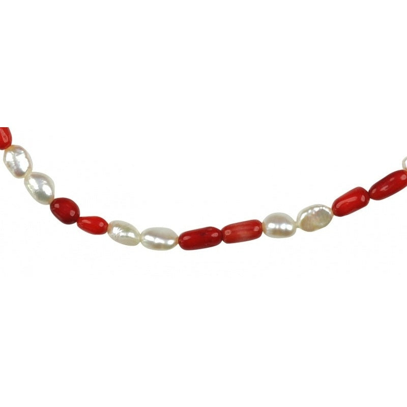 Detail van zoetwater parelketting met witte parels, rood koraal en sterling zilver (925) | Coral Stick