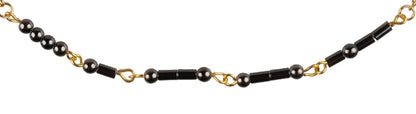 Detail van zwarte edelstenen ketting met goud edelstaal en hematiet stenen die het woord HAPPY in morse code weer geeft | Morse Code Happy Black Hematite Gold