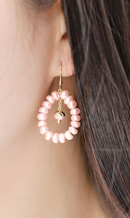 Lange zoetwater parel oorbellen met zalm roze parels en goud edelstaal hangend in oor | Zuyin