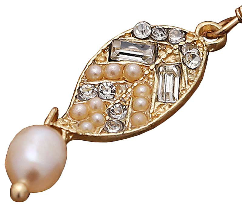 Detail van zoetwater parel oorbellen met zalm kleurige parel en goud edelstaal | Pearl Gold Leaf
