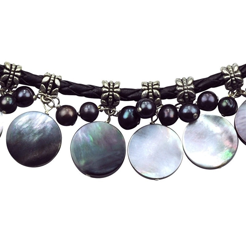 Detail van zoetwater parelketting met grijs bruine parels, zwart parelmoer en zwart leer | Tomba