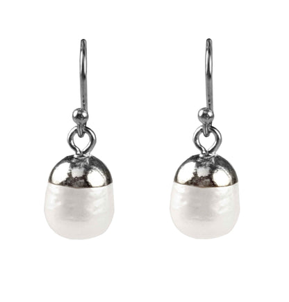 witte zoetwater parel oorbellen met zilver edelstaal en parel hanger vooraanzicht | set Silver Dip White Pearl