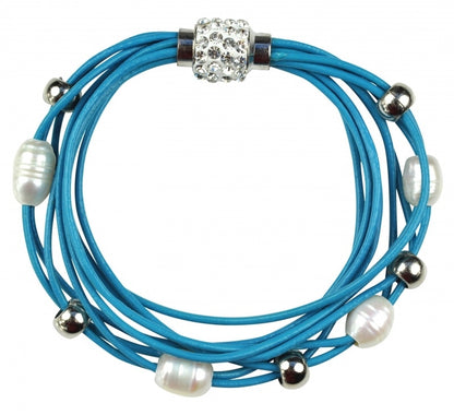 Wit zoetwater parel armband met blauw leer, magneetslot en stras steentjes | Bling Pearl Aqua