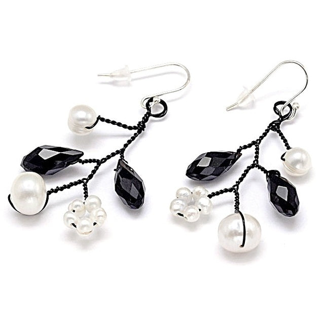 Zoetwater parel oorbellen met witte parels, zwart facet geslepen glas kristallen en sterling zilver (925) | Pearl Black