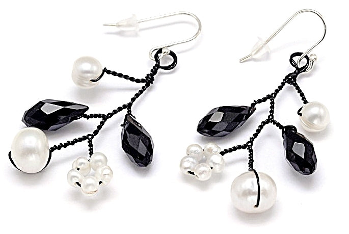 Zoetwater parel oorbellen met witte parels, zwart facet geslepen glas kristallen en sterling zilver (925) | Pearl Black