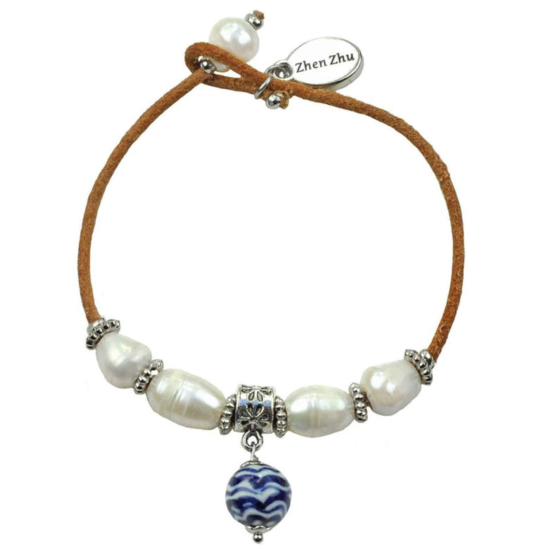 Wit zoetwater parel armband met leer en Delftsblauw bedeltje | Hollands Glorie Ibiza Golfje