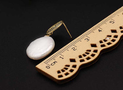 Witte zoetwater parels met coin parels, oorknoppen / oorsteker oorbellen, maat indicatie | Gold Circle White Coin