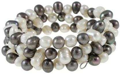 Zoetwater wikkel armband met witte en grijs bruine parels, zijaanzicht | Wrap Light &amp; Dark Pearl