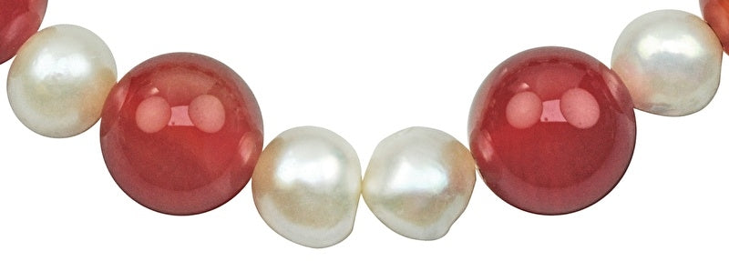 Detail van wit zoetwater parel armband met rode agaat, elastisch | Pearl Red Agate