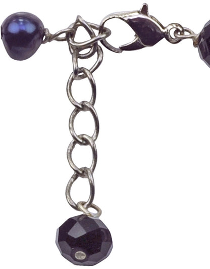 Slotje van zoetwater parel armband met paars blauwe parels en zwarte facet geslepen kristallen | Biba
