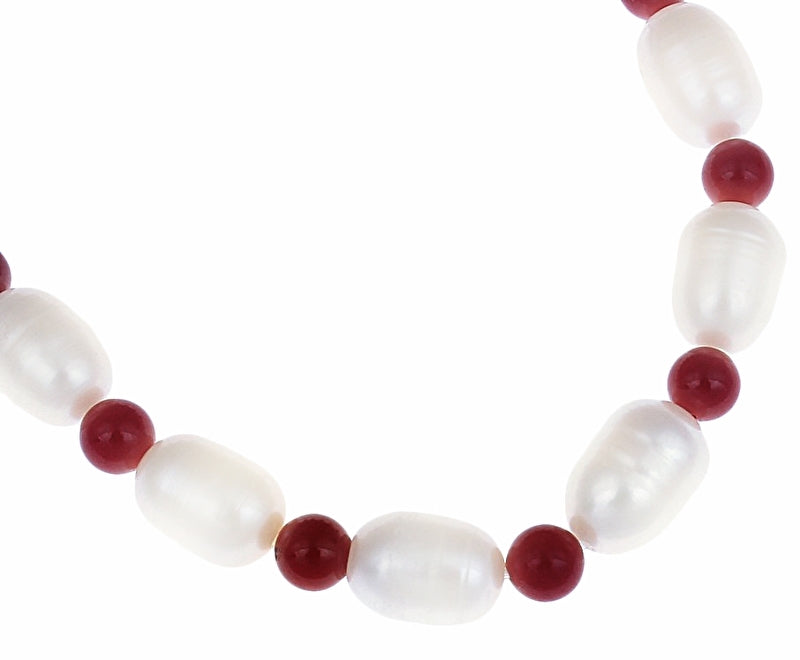 Detail van wit zoetwater parel armband met rood koraal, elastisch | Claudine