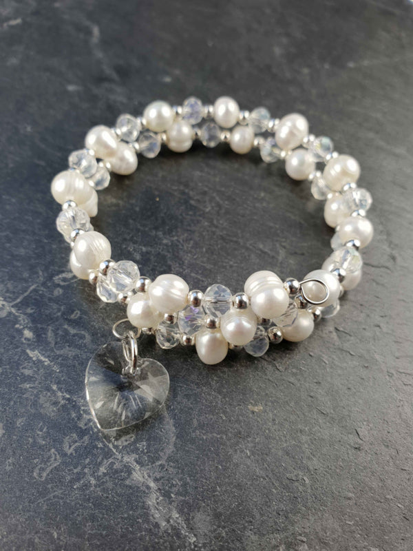 Wit zoetwater parel wikkel armband met kristallen hartje bovenaanzicht | Wrap Pearl Crystal Heart