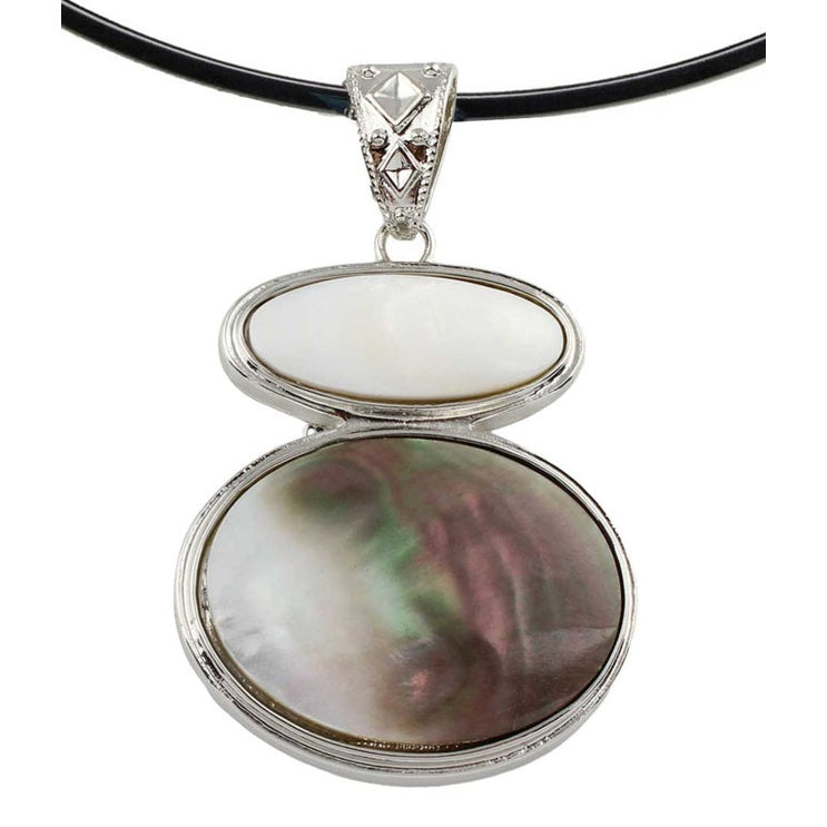 Detail van parelmoeren ketting met hanger | Black & White Shell