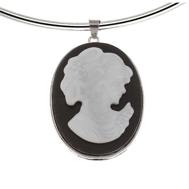 Detail van parelmoeren choker ketting met zwarte agaathanger | Black & White Lady