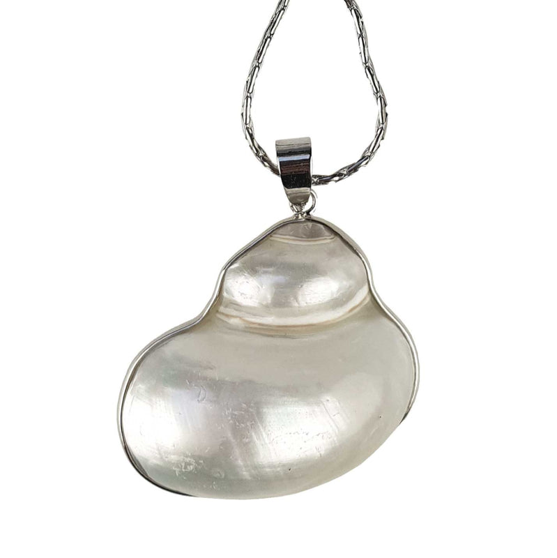 Detail van witte parelmoeren schelpen ketting met zilver edelstaal| Pearl White Turbo Shell