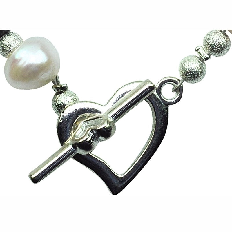 Hartjes slotje van wit zoetwater parel armband met zwarte agaat | Pearl Heart Black Agate