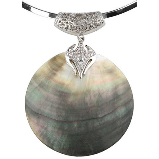 Detail van parelmoeren choker ketting met grijze parelmoeren hanger | Big Black Shell Choker