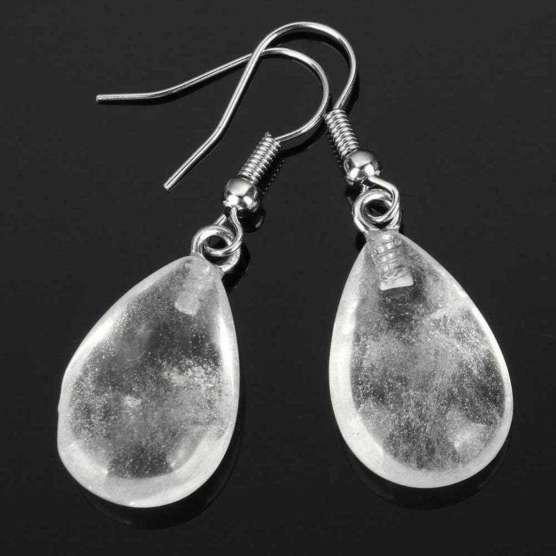 Edelstenen oorbellen met bergkristal en sterling zilver (925) liggend op zwarte ondergrond | Clear Crystal Drop