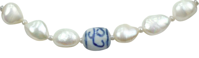 Detail van zoetwater parelketting met witte parels, kralen met Delfts blauw motief en magneetslotje | Hollands Glorie Spiral White