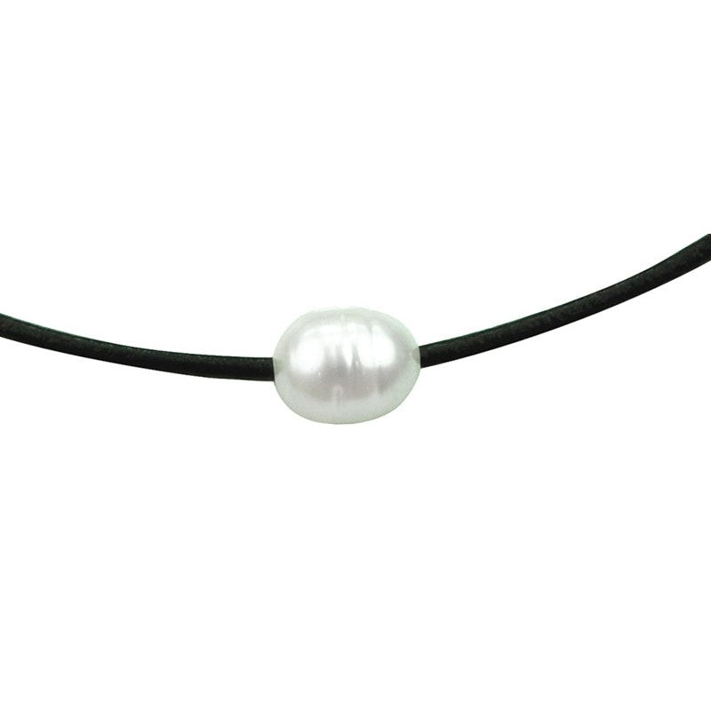 Detail van wit zoetwater parelketting met zwart leer en zilver edelstaal | Black Leather Pearl White