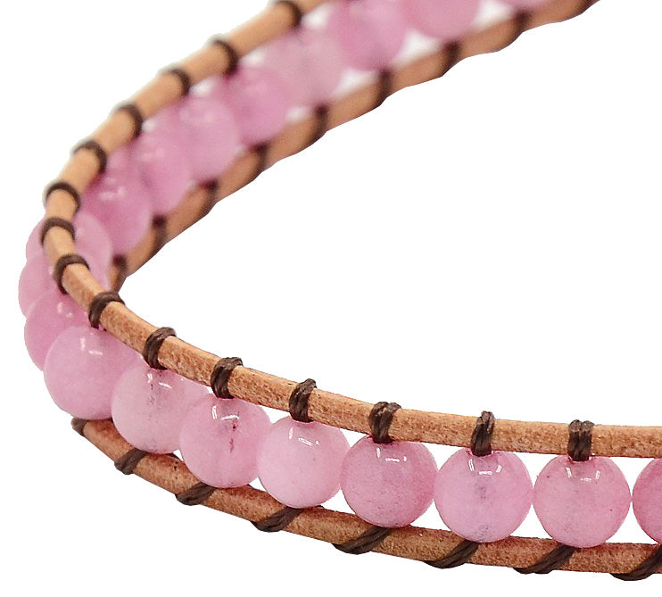 Detail van roze edelstenen armband met rozenkwarts en bruin leer | Wrap Little Rose Quartz