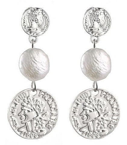 Lange witte zoetwater parel oorbellen met zilveren munten | Double Silver Coin Pearl
