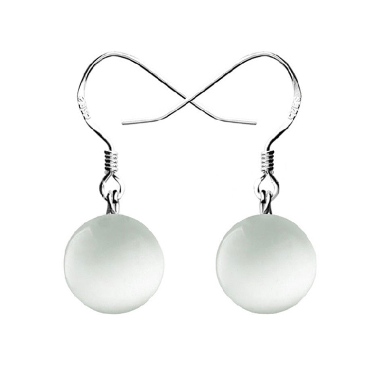 Witte edelstenen oorbellen met kattenoog en sterling zilver (925) | Dangling White Cat’s Eye