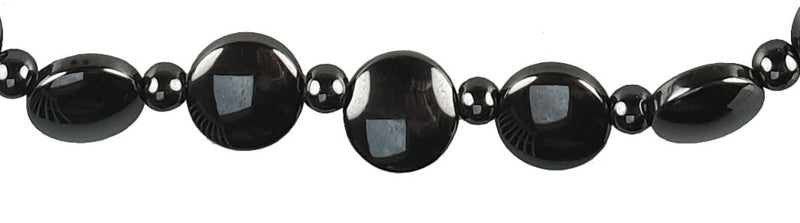 Detail van zwarte edelstenen ketting met magneet slot en hematiet stenen