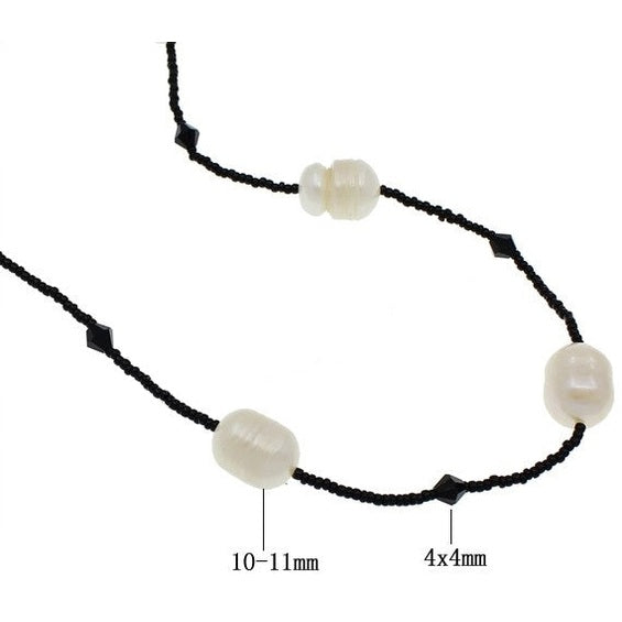 Detail van lange zoetwater parelketting met witte parels en zwarte glaskraaltjes met maat indicatie | White Pearl Sweater