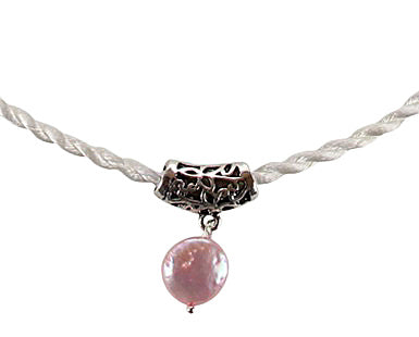 Detail van zoetwater parelketting met roze parel hanger aan wit satijnen koord | Pink Coin White Cord