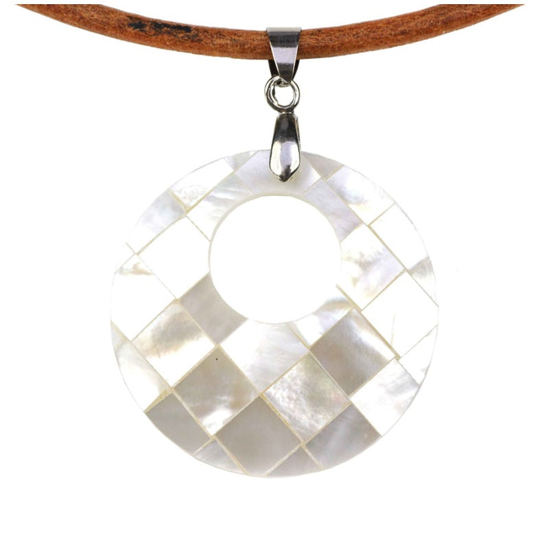 Detail van witte parelmoeren ketting en bruin leer | Donut Shell