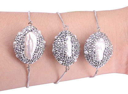 Wit zoetwater parel armband met stras steentjes, glitter armband met parel en schuifsluiting om pols | Bright Biwa Silver