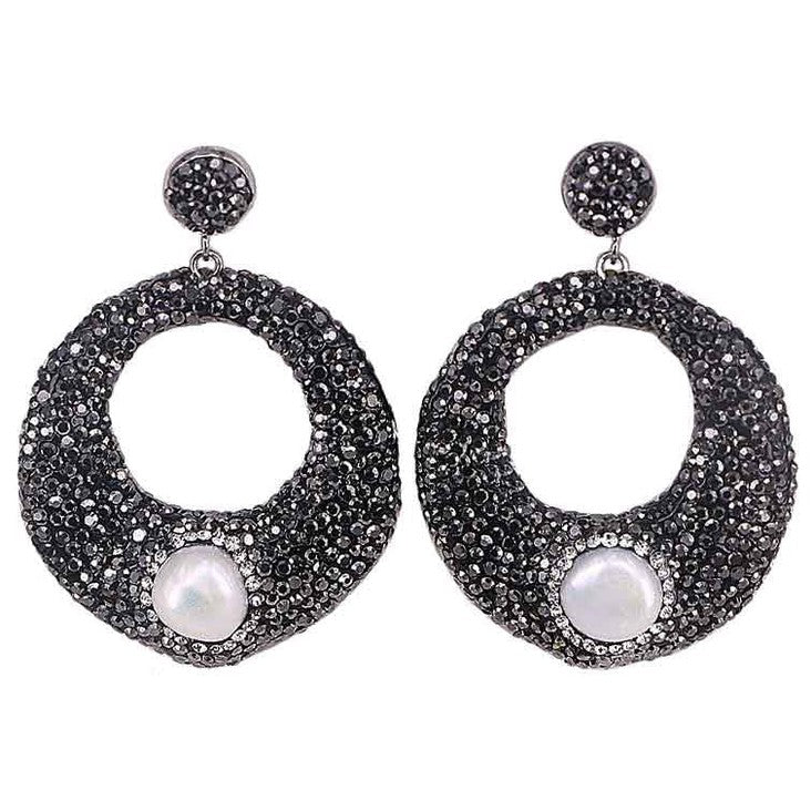 Grote zoetwater parel oorbellen met witte parels en zwarte stras steentjes | Bright Pearl Donut
