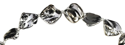 Detail van zilver gekleurde parelmoeren schelpen ketting met hanger | Shell Silver