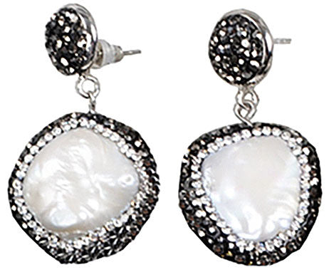 Witte zoetwater parel oorbellen met grote witte coin parel en stras steentjes, vooraanzicht | Bling Coin Pearl